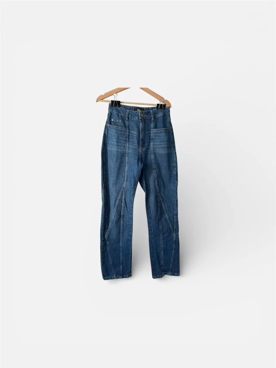 Jean de tiro alto con un diseño moderno y costuras marcadas que le dan un toque único. Su corte recto y favorecedor lo convierte en un básico indispensable para cualquier guardarropa.