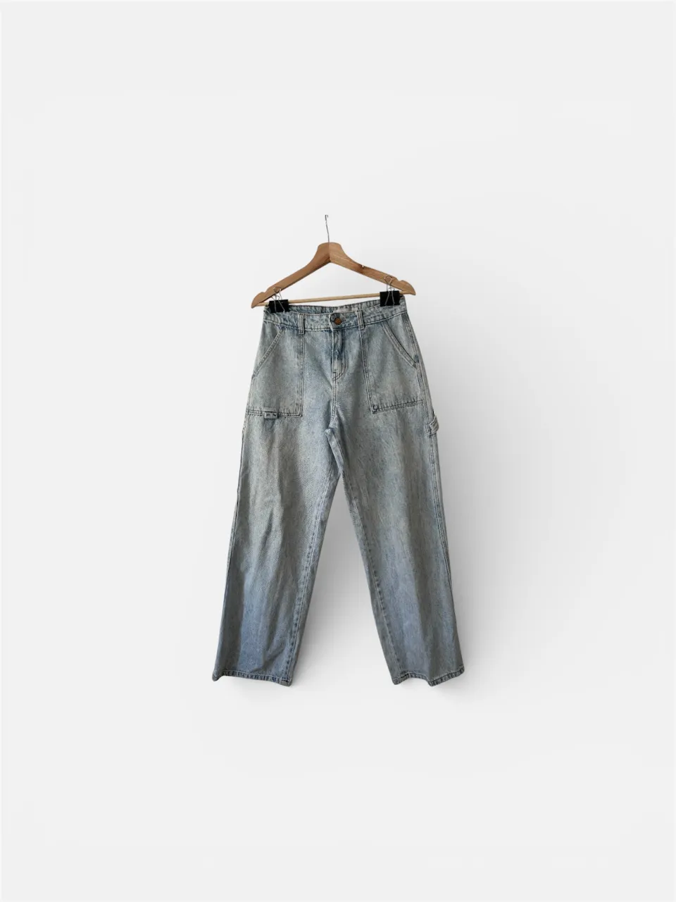 Jean tiro alto, corte recto y ancho, con bolsillos cargo y un lavado desgastado súper canchero. Ideal para un look relajado y con onda.