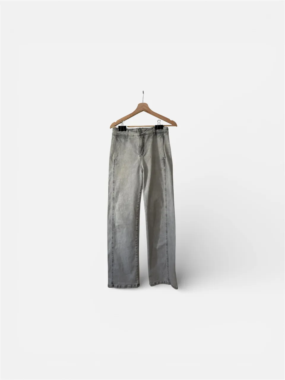 Jean tiro alto, corte recto y ancho. Lavado gris claro, ideal para un look casual y moderno. Perfecto para combinar con tops o remeras.