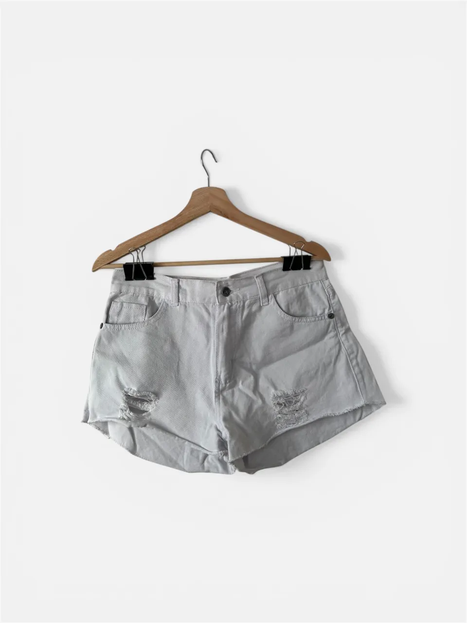 Shorts de jean tiro alto con roturas y detalles deshilachados. Un clásico infaltable para looks casuales y cancheros. Ideales para combinar con remeras, tops o camisas.