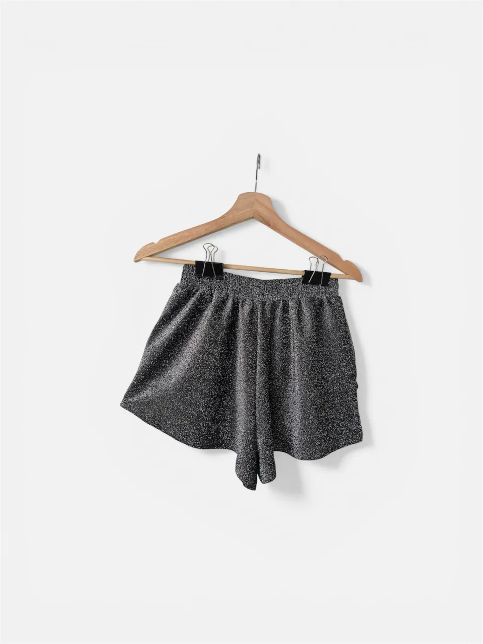 Shorts plateados con brillos, ideales para un look canchero y festivo. Su diseño moderno y cómodo los hace perfectos para destacar en cualquier salida.