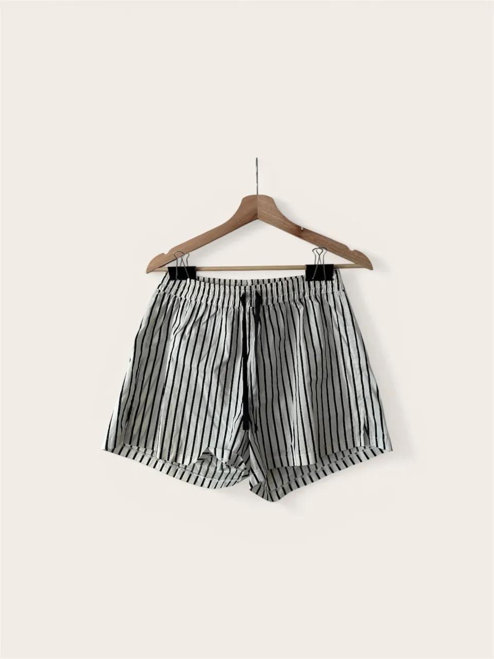 Shorts a rayas blancos y negros, tiro alto, con elástico y cordón en la cintura. Ideales para un look casual y cómodo.