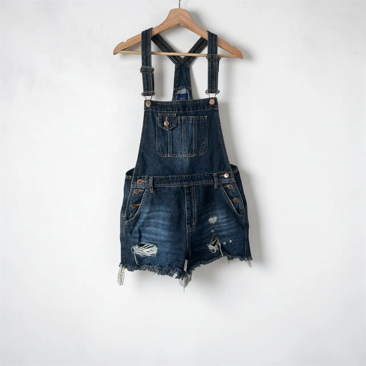 ¡Divino short de jean con tiradores! Ideal para un look canchero y relajado. Tiene roturas y un estilo desgastado que le da un toque súper cool. Perfecto para el día a día o una salida informal.