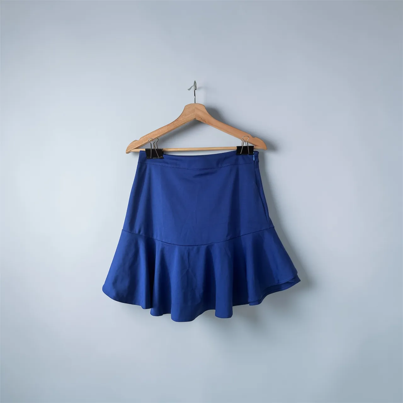 Pollera azul con volado en la parte inferior. Ideal para un look casual y canchero.