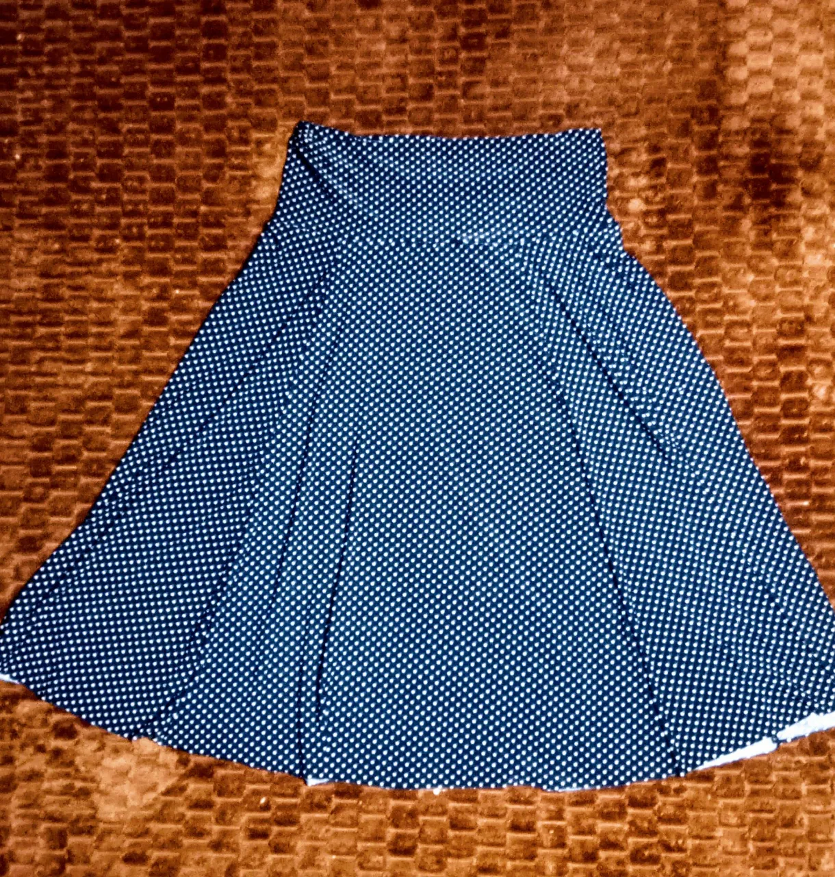 Pollera corta azul con lunares blancos, ideal para un look casual y divertido. Perfecta para los días de primavera y verano.