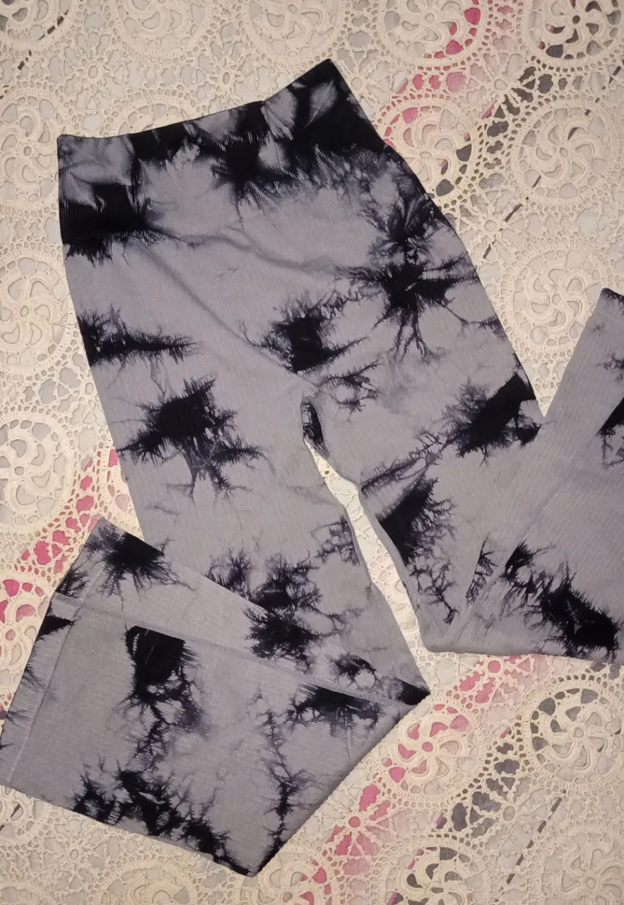 Calzas tiro alto con estampa tie dye en tonos grises y negros. Ideales para entrenar o para un look casual y moderno.
