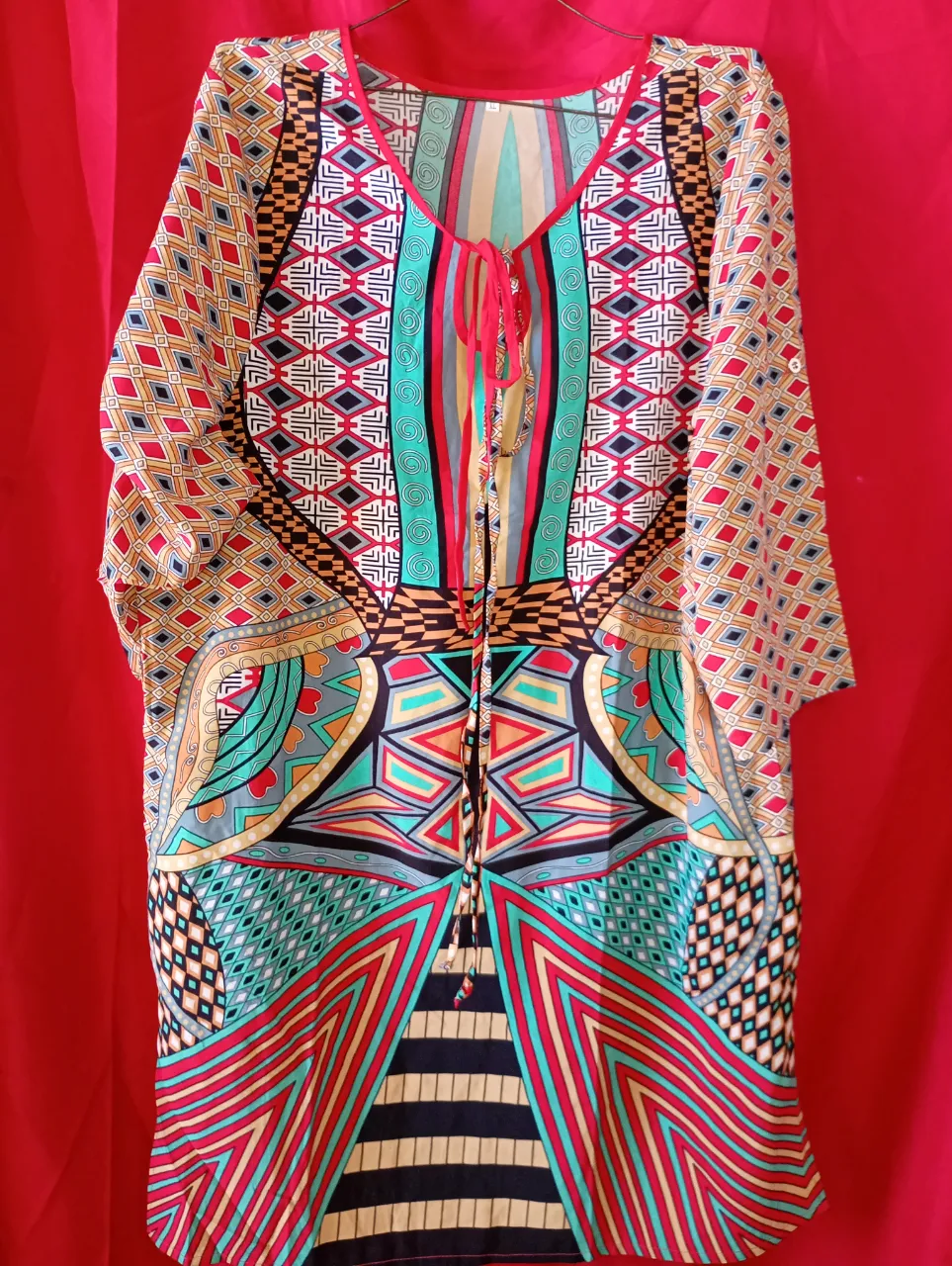 Vestido largo estampado con escote en V y lazo para la cintura y mangas regulables  Diseño vibrante y colorido, ideal para un look boho chic o playero. Perfecto para eventos informales o salidas.no sede la tela es fresca pero nose cuál es