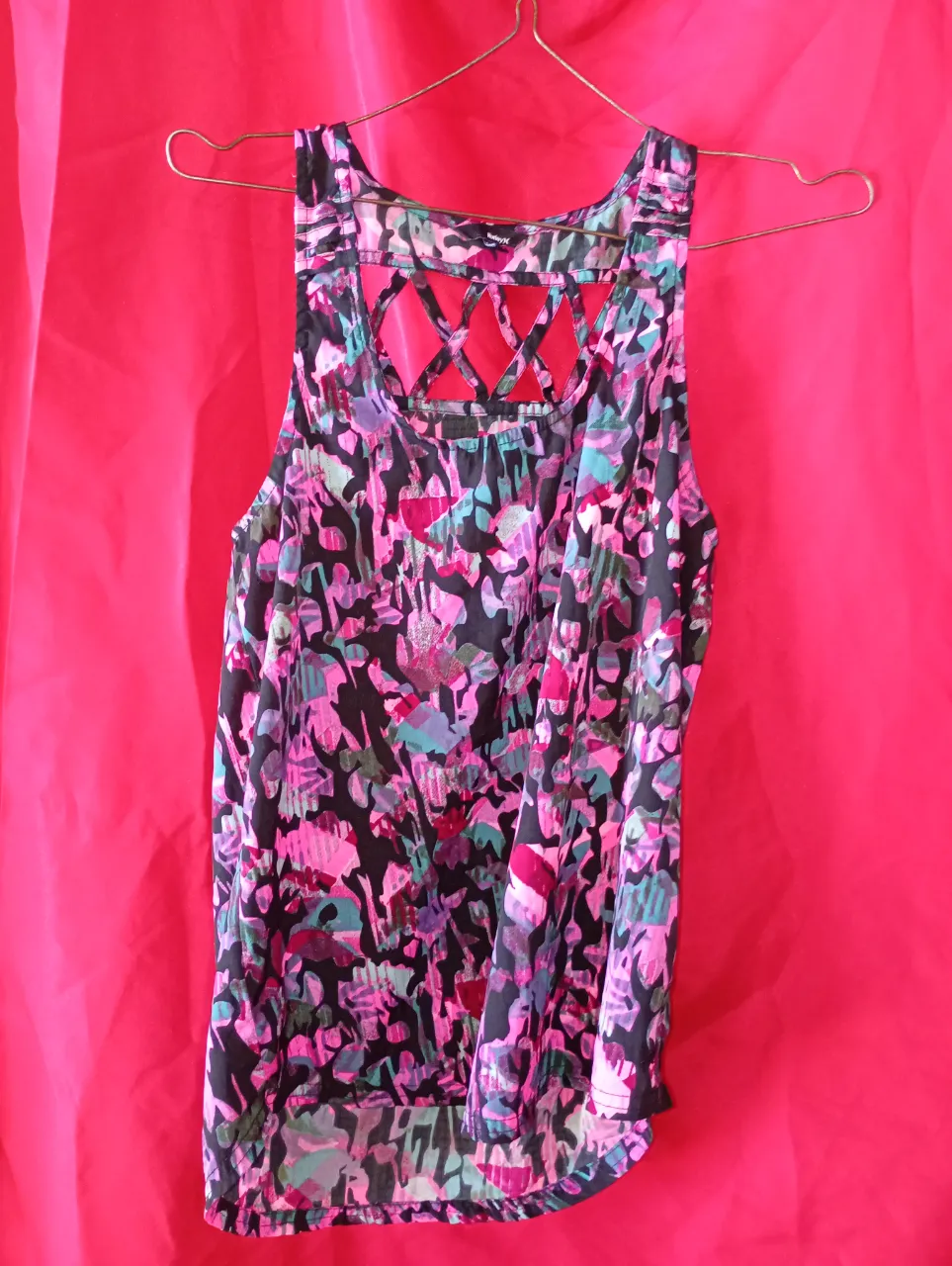 Musculosa estampada con detalles de tiras cruzadas en la espalda. Ideal para un look casual y fresco.