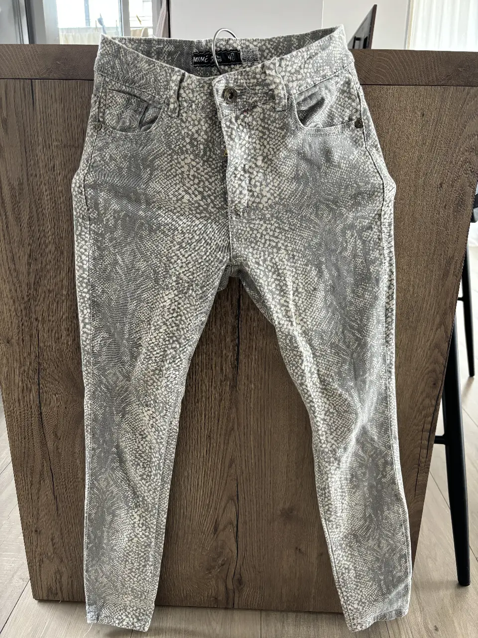 Jeans rectos de mujer con estampado de serpiente en tonos grises y blancos. Tiro medio. Marca Mine Jeans.