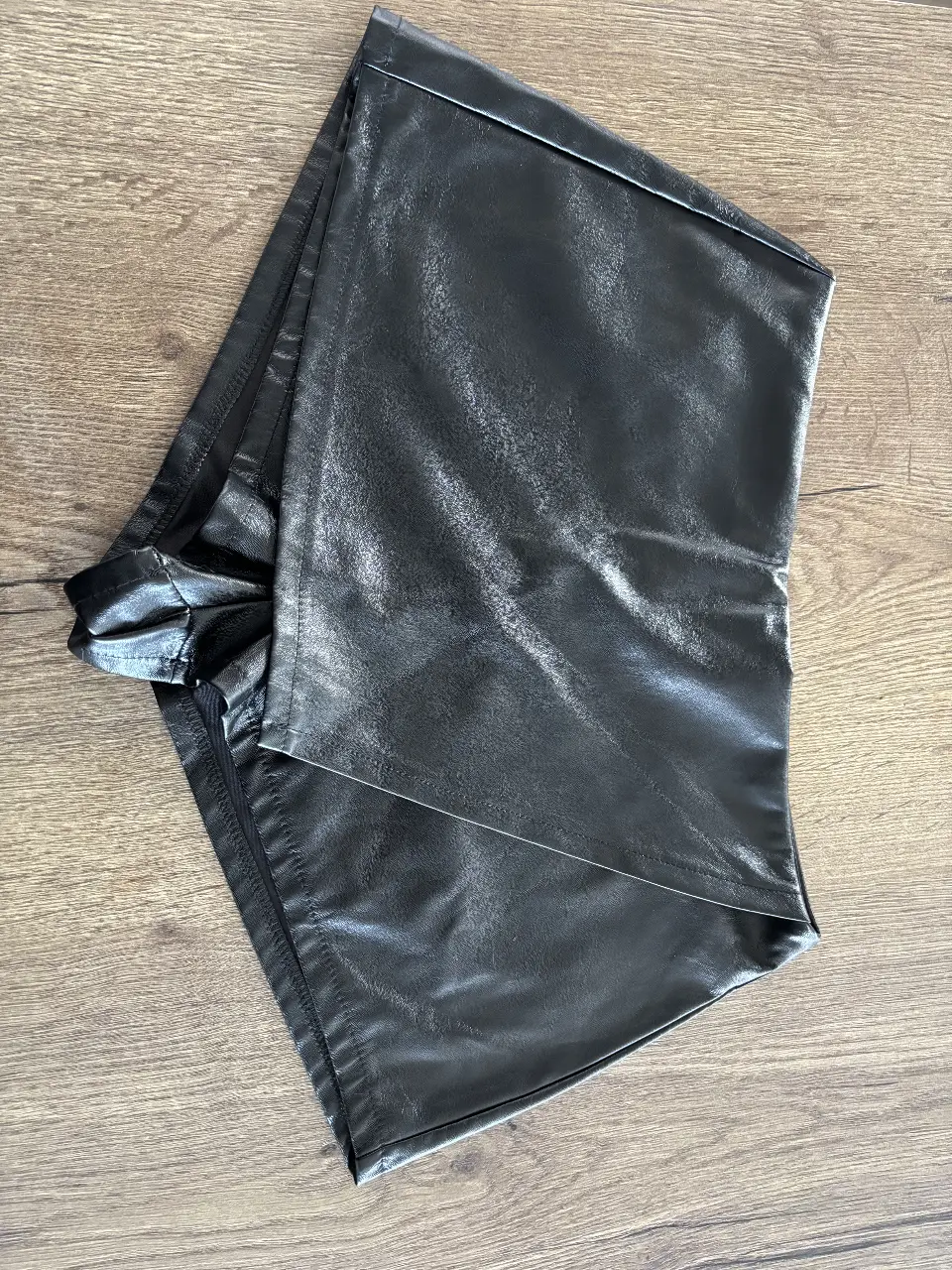 Short de cuero sintético tiro alto, ideal para un look moderno y audaz. Perfecto para combinar con tops y botas.