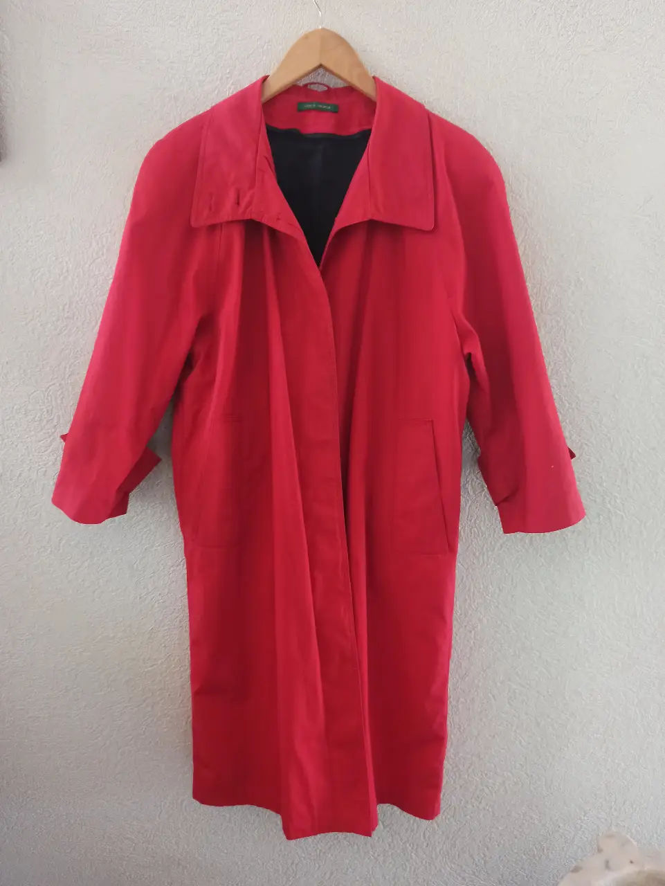 Trench rojo Maine Bay Tradicionales, con forro interior a cuadros. Ideal para un look elegante y abrigado.