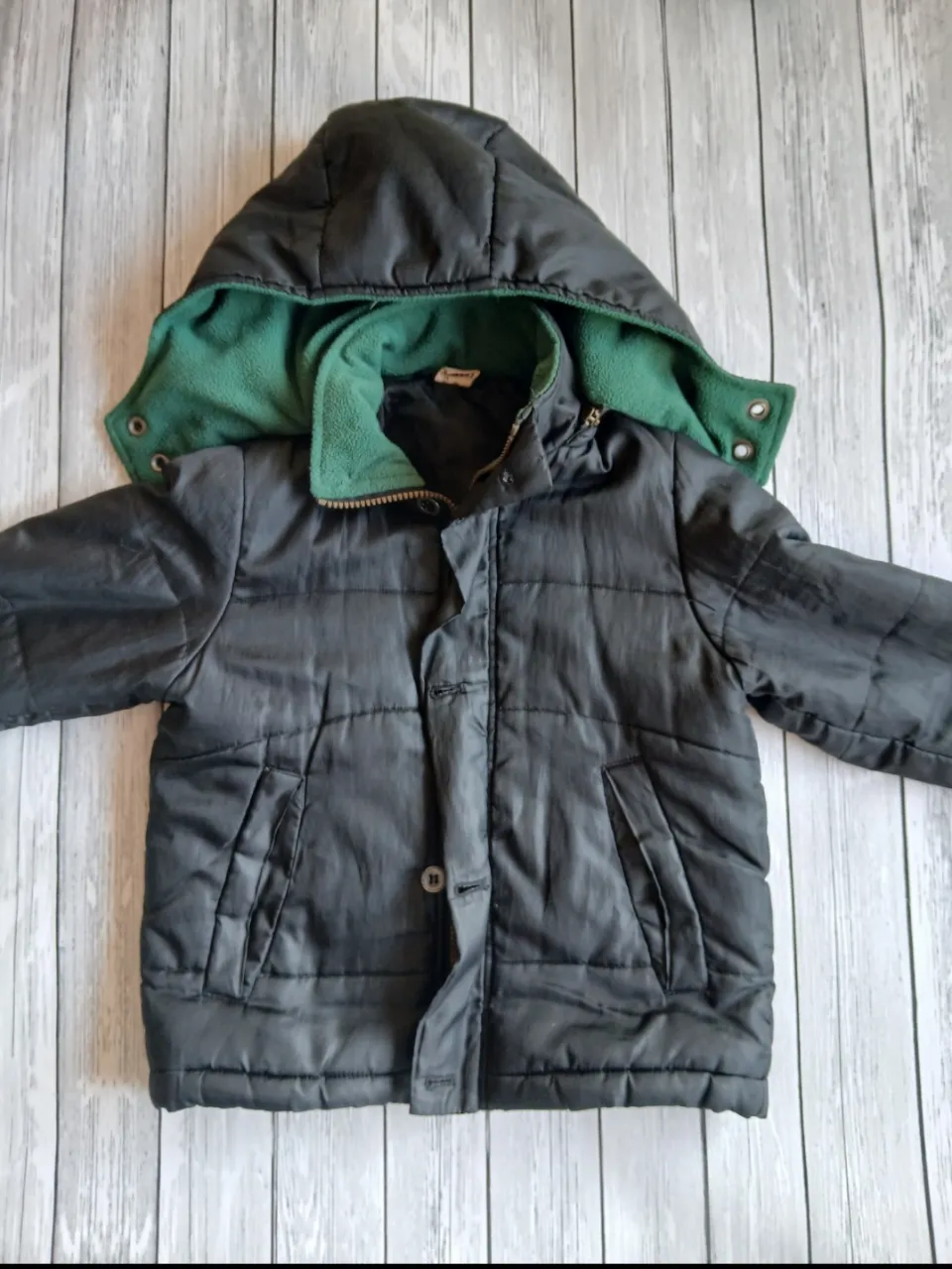 Campera de abrigo para niño, color negro con capucha desmontable, polar verde. Ideal para el invierno.
medidas:
41 cm sisa
47 cm largo
39 cm manga
prenda sin detalles