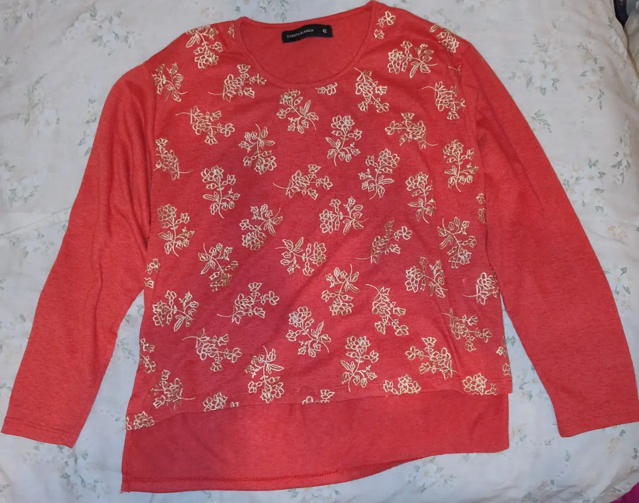 Sweater manga larga de mujer, color coral con estampado floral en dorado. Ideal para un look casual y cómodo.