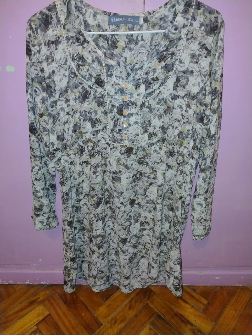 Blusa/vestido BRANDEL con estampado floral en tonos grises y blancos. Corte holgado, ideal para un look casual y fresco.