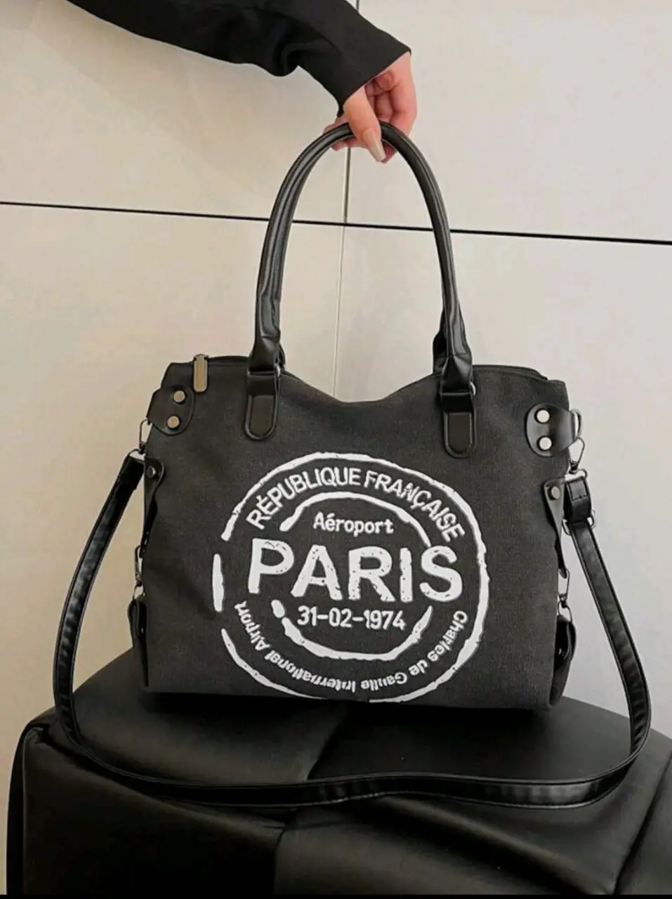 Bolso tote negro con estampado "Aéroport Paris 31-02-1974". Ideal para llevar todo lo necesario con estilo.