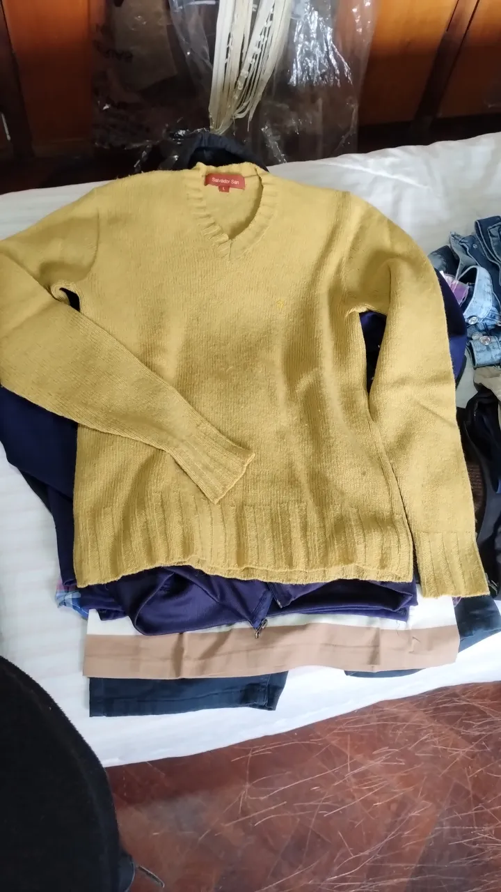 Sweater amarillo de punto con cuello en V, ideal para un look casual y abrigado. Perfecto para combinar con jeans o pantalones de vestir.