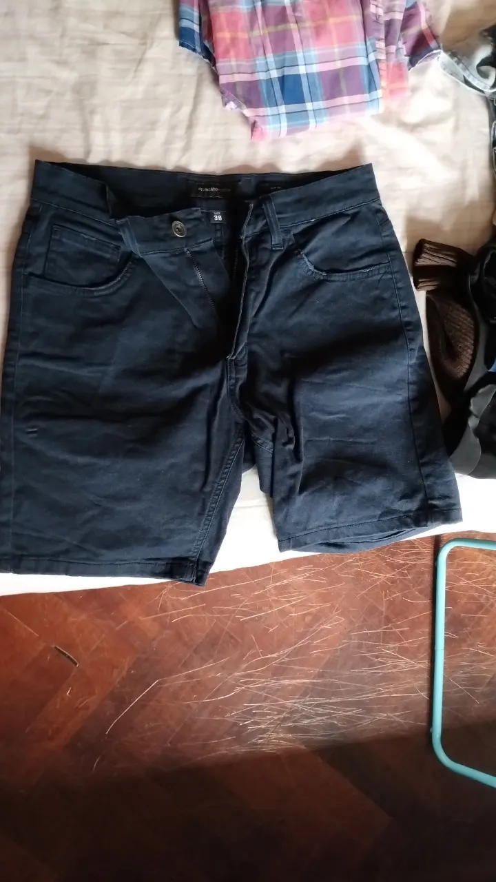 Short de jean azul oscuro, talle 38, corte slim fit, de la marca KEVINSGTON DENIM. Ideal para un look casual y moderno.