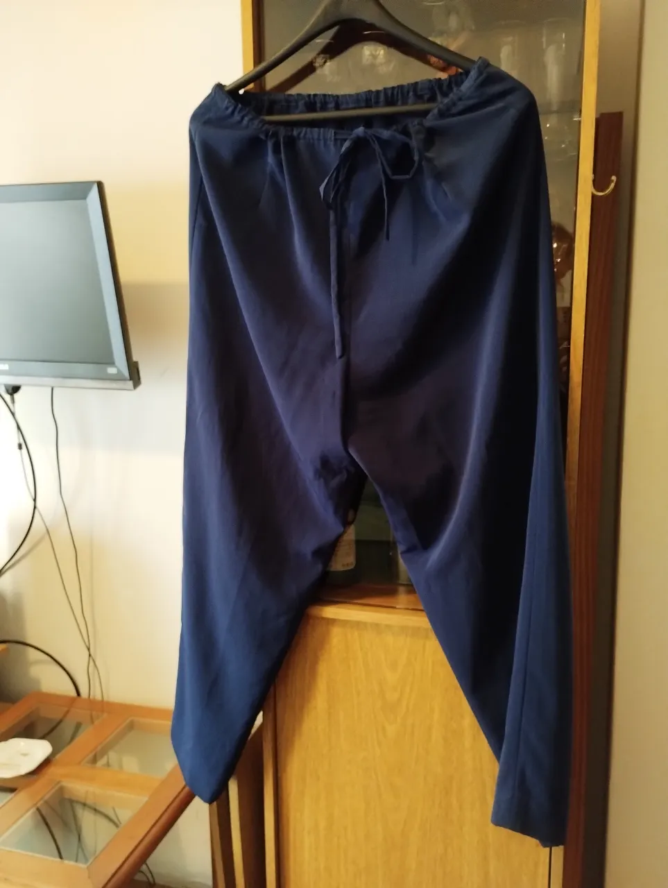 Pantalón suelto de tela azul, con cintura con lazo para ajustar. Ideal para un look cómodo y relajado.