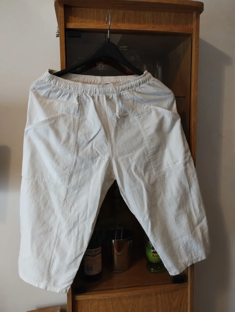Pantalón blanco suelto de lino, estilo pescador, con cintura elastizada y cordón. Ideal para un look casual y cómodo.