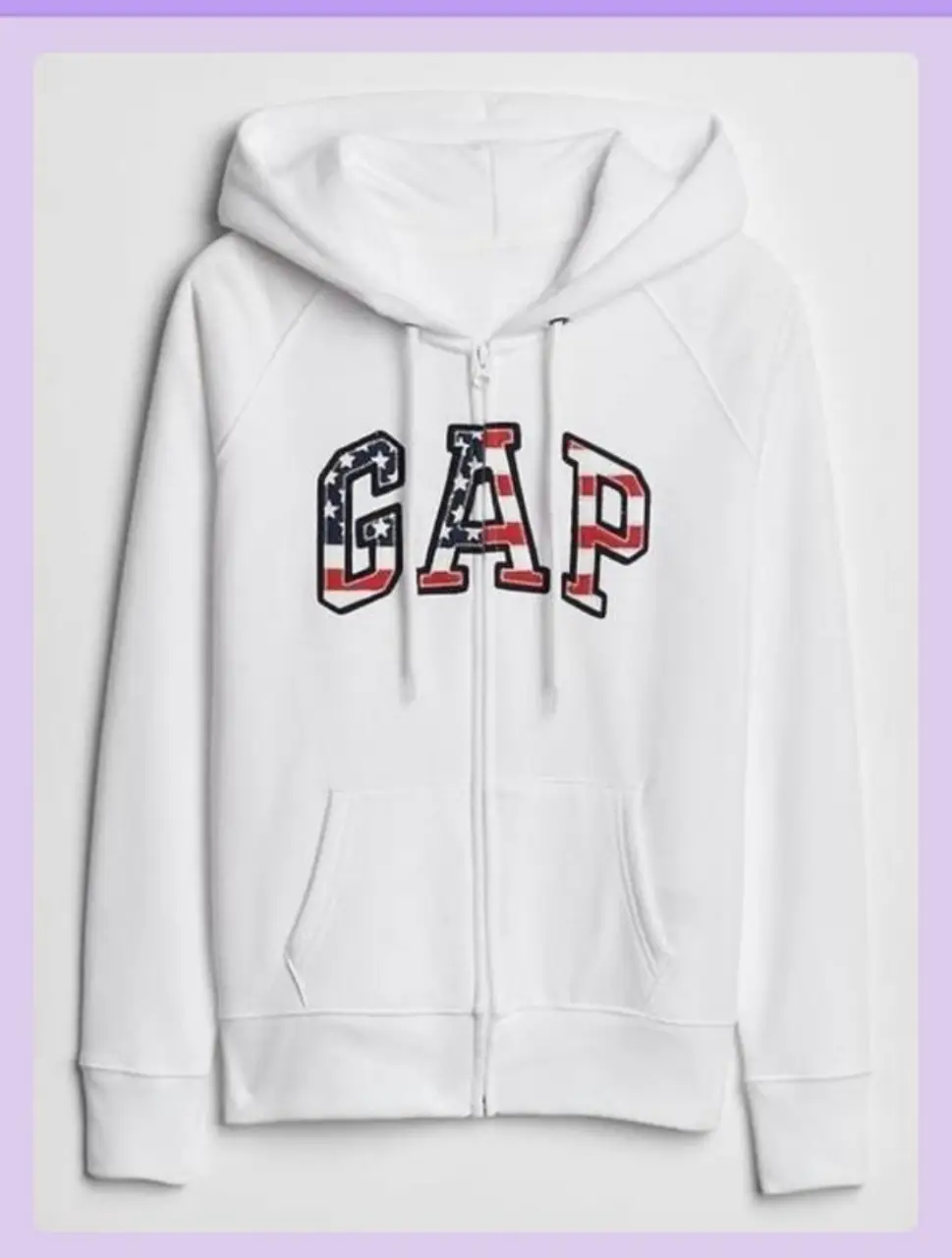 Buzo con cierre blanco de la marca GAP con el logo de la marca estampado en el frente con los colores de la bandera estadounidense. Ideal para un look casual y cómodo.