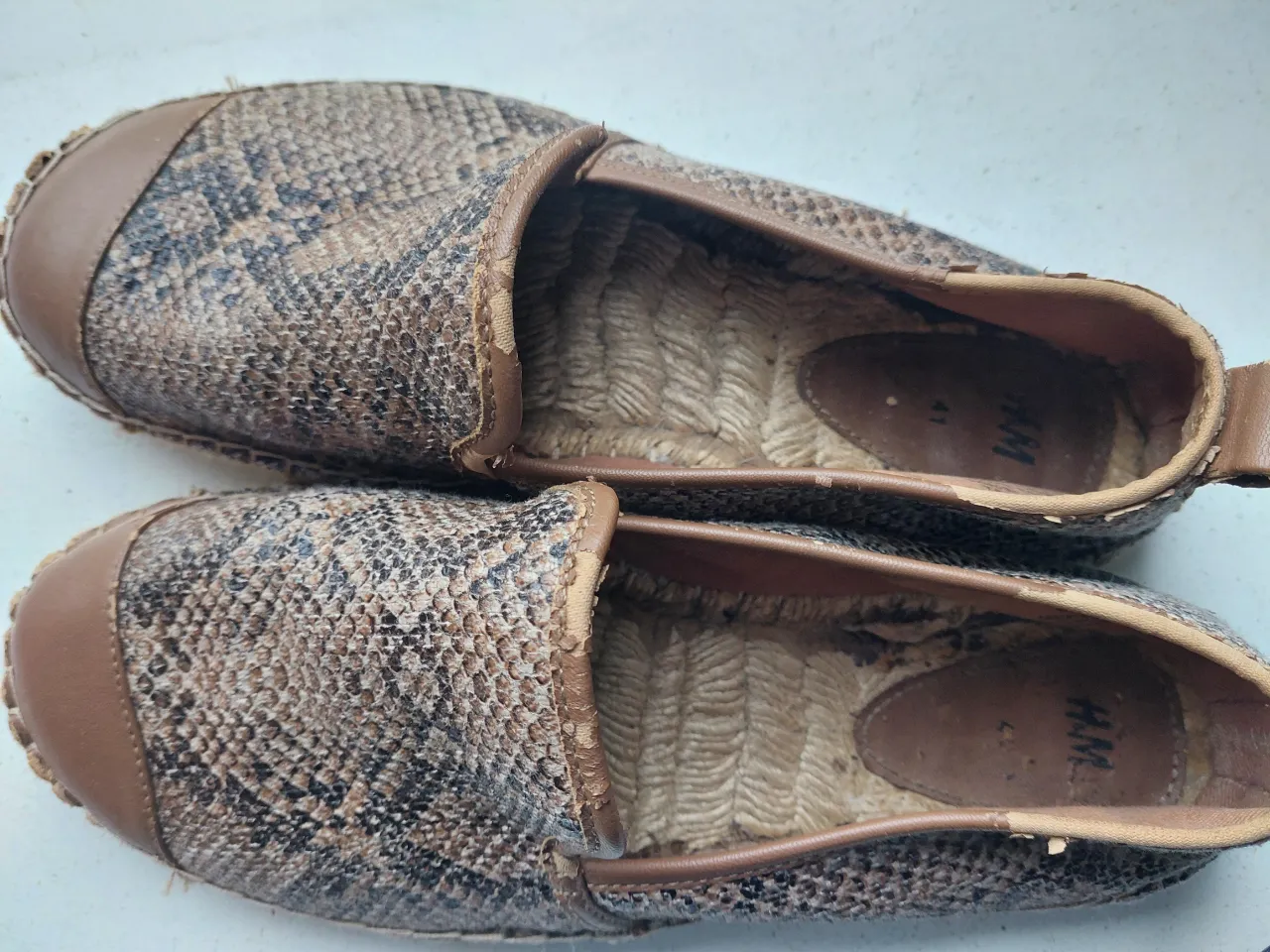Espadrilles de tela con estampa de serpiente y puntera de cuero. Ideales para un look casual y canchero.
