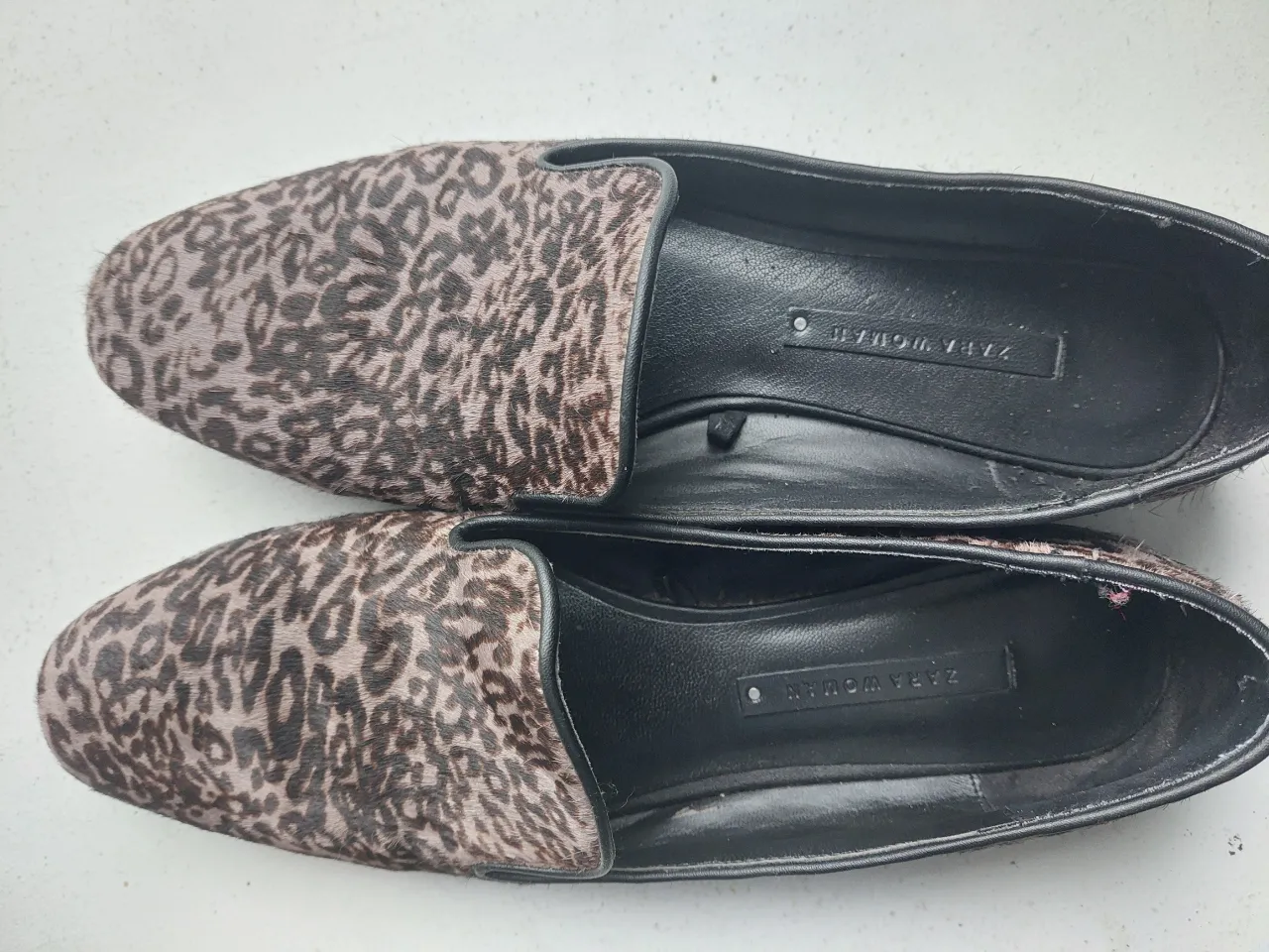 Zapatos tipo mocasín con estampa de leopardo. Ideales para un look canchero y moderno.
