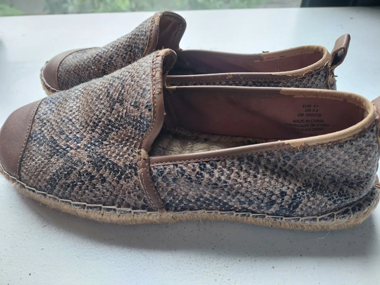 Espadrilles de mujer con estampa de serpiente y puntera de cuero. Ideales para un look casual y canchero.