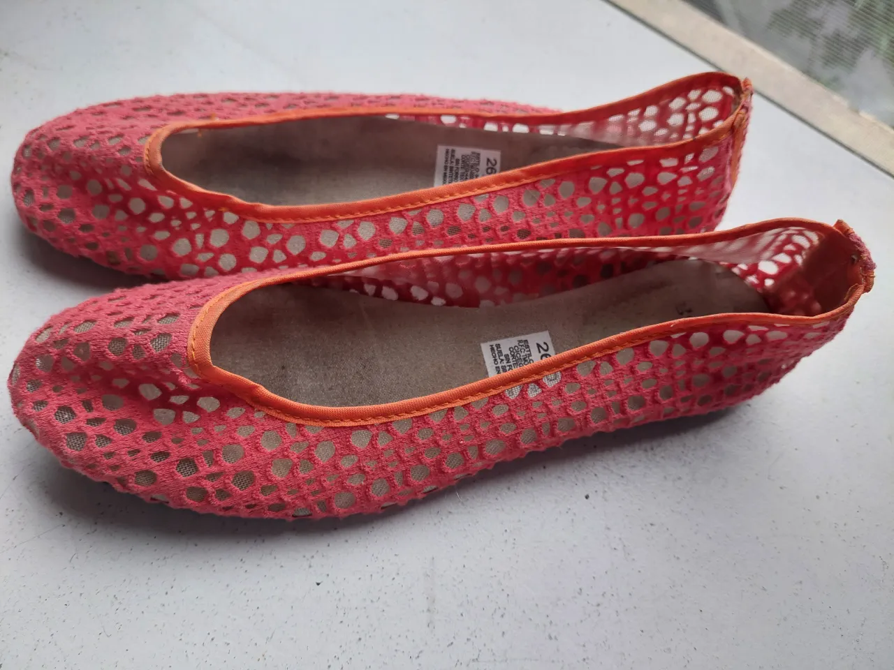 Bellísimas ballerinas color coral con un diseño calado súper delicado y femenino. Ideales para darle un toque chic a cualquier look casual o de verano. Son súper cómodas y frescas, perfectas para caminar todo el día.