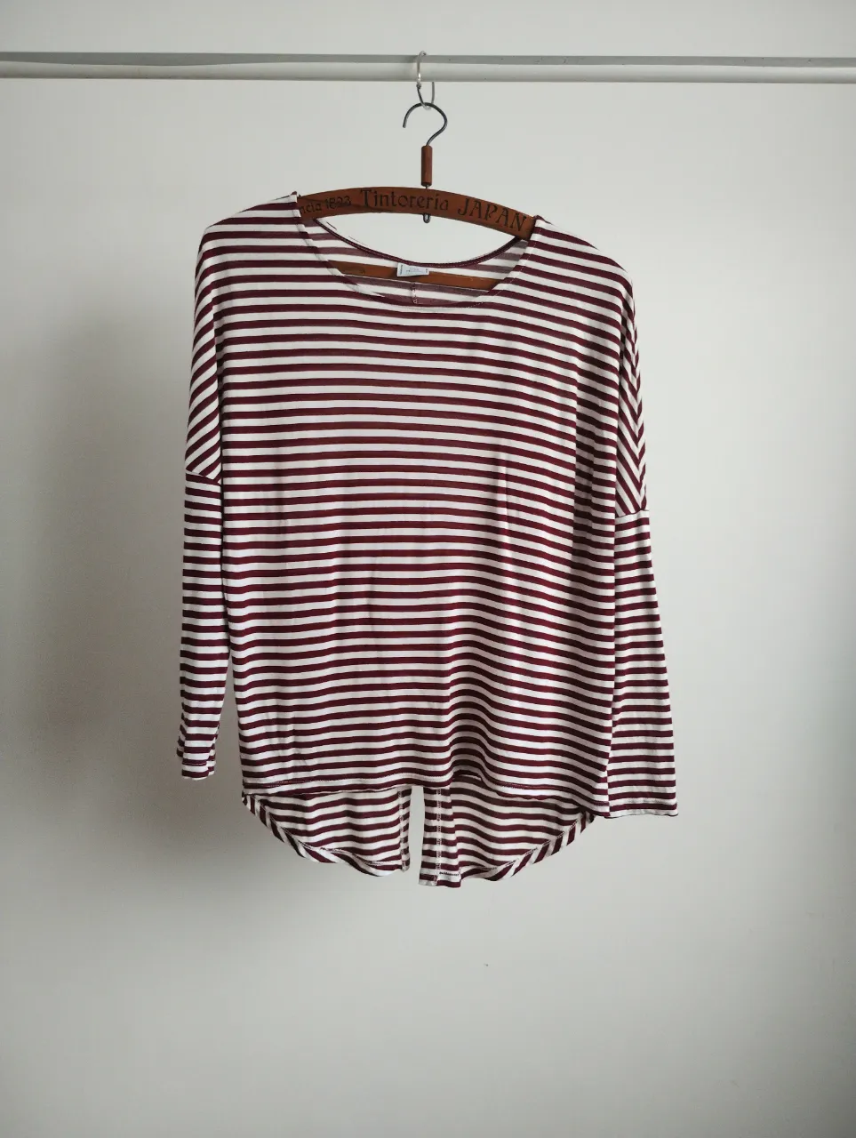 Remera manga 3/4 a rayas rojas y blancas de Zara W/B collection. Corte holgado, ideal para un look casual y cómodo. tela ligera. Blanco y bordó