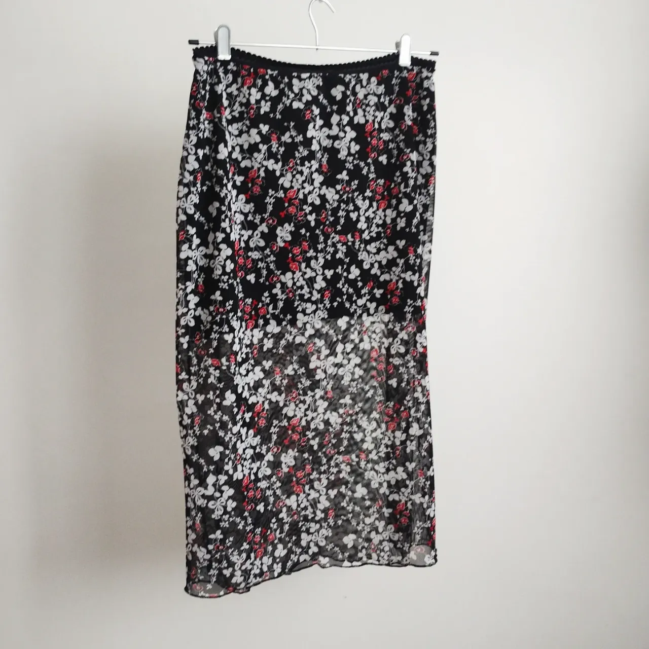 Pollera de tul  elastizado y forro de modal corto. Talle 4, cintura de 39 a 44 cm. largo 72 cm. largo de la pollera interna 37 cm. Mb estado! hermosa!
