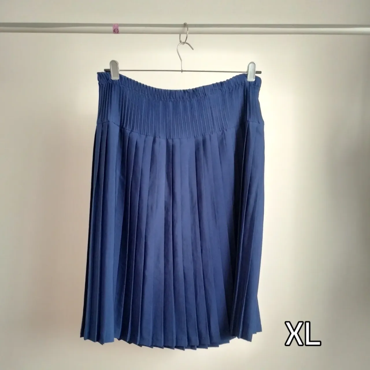 Pollera midi plisada de color azul. Ideal para un look elegante y versátil. Cintura: de 46 cm a 54 cm de lado a lado.
Largo: 63 cm 
dice que es de seda pero probablemente sea poliéster.
