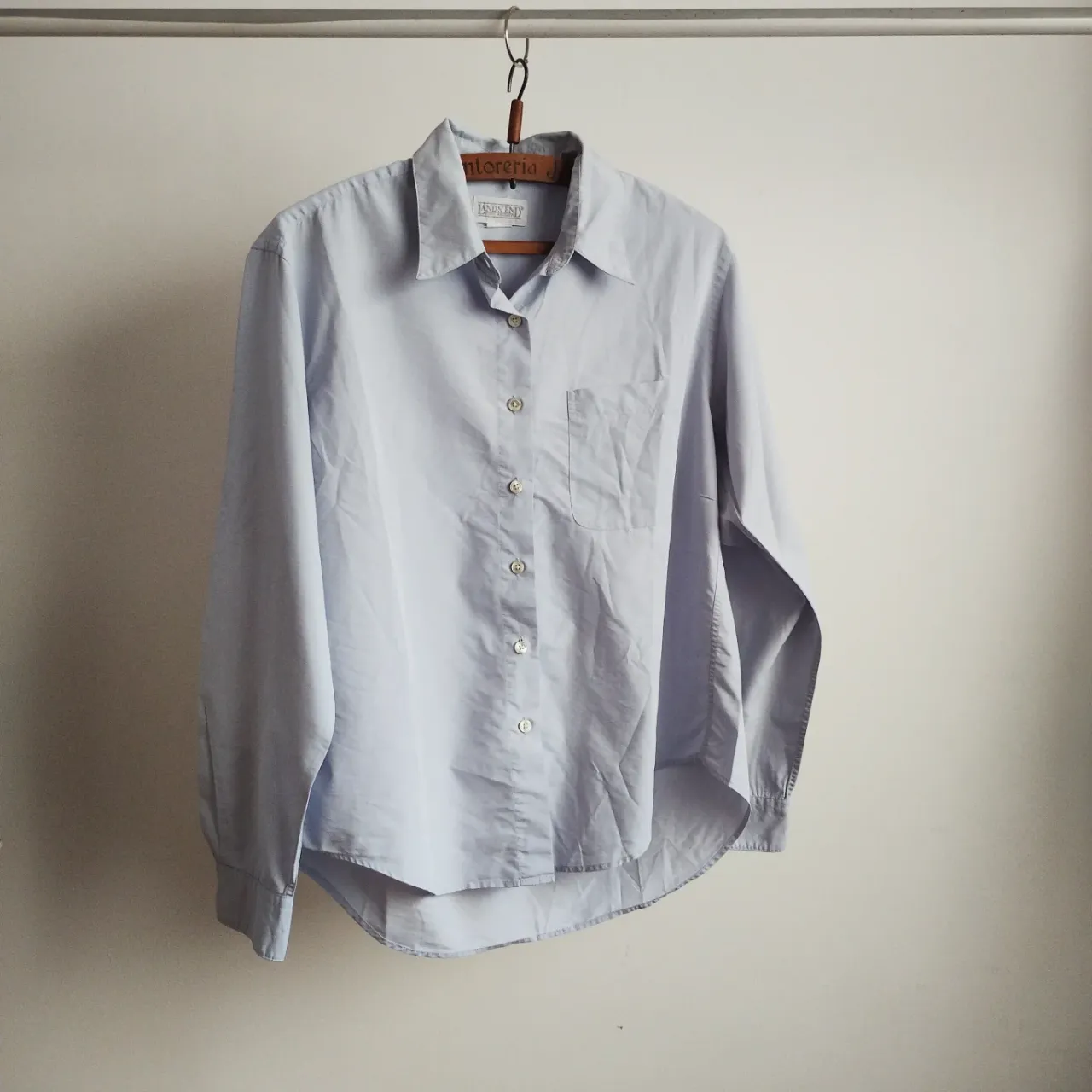 Camisa celeste de manga larga para mujer, de la marca Lands' End. Talle 12, con 65% algodón y 35% poliéster. Ideal para un look casual y cómodo. Hombros: 44 cm
Axila a axila: 53 cm
Largo: 63 cm