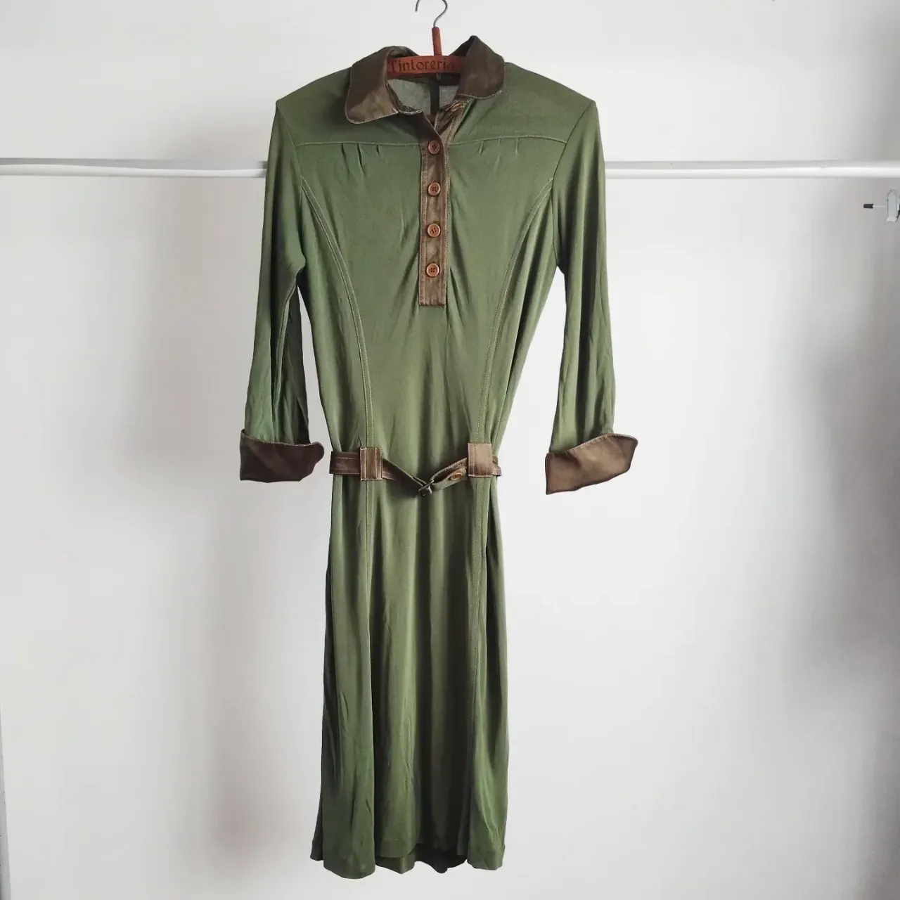 Vestido vintage midi de mujer, color verde oliva con detalles marrones. Diseño con cuello camisero, botones y cinturón a juego. Ideal para un look elegante y versátil.