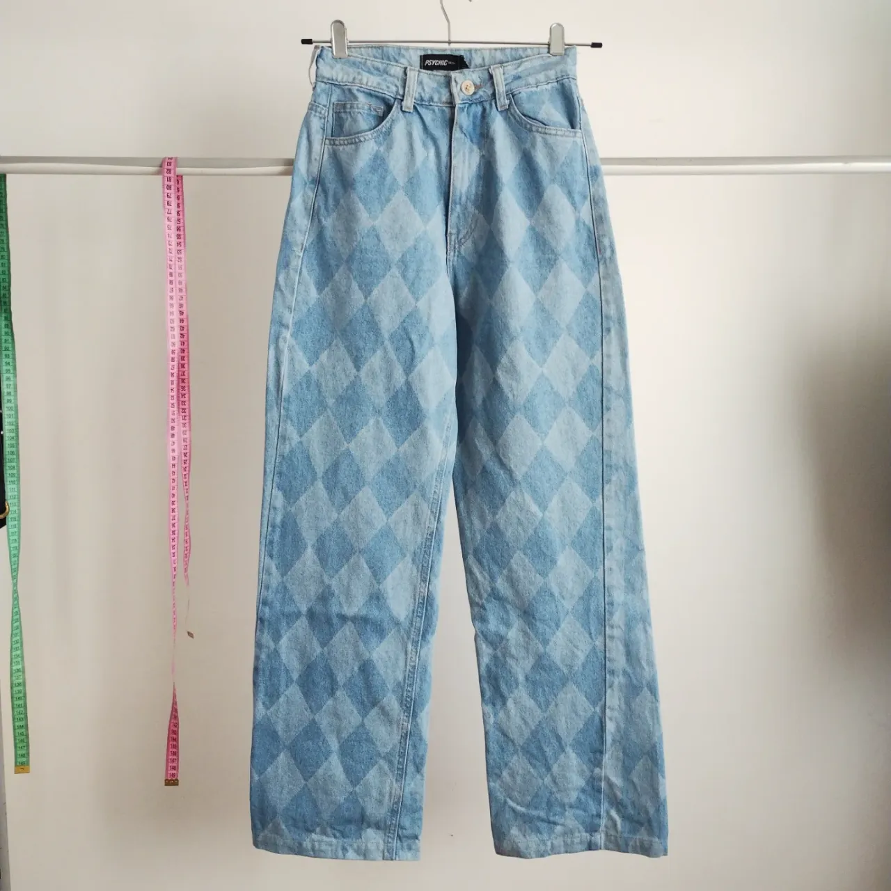 Jeans de mujer con diseño de rombos en color azul claro. Tiro alto y corte recto, Marca Psychic Denim, talle 36. 35 cm de cintura. 