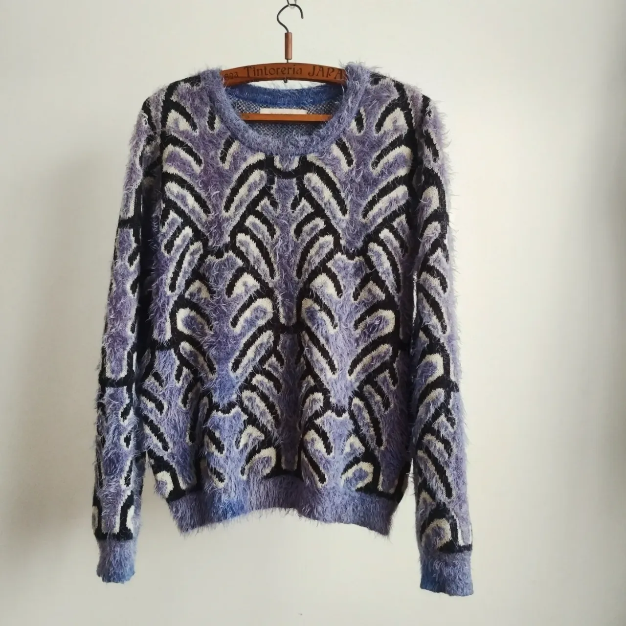 Sweater de mujer con diseño abstracto en tonos azules y negros. Confeccionado en poliamida y acrílico, ideal para el invierno. Talle L. tiene algunas zonas más azules (puños) más allá de eso está en MB estado