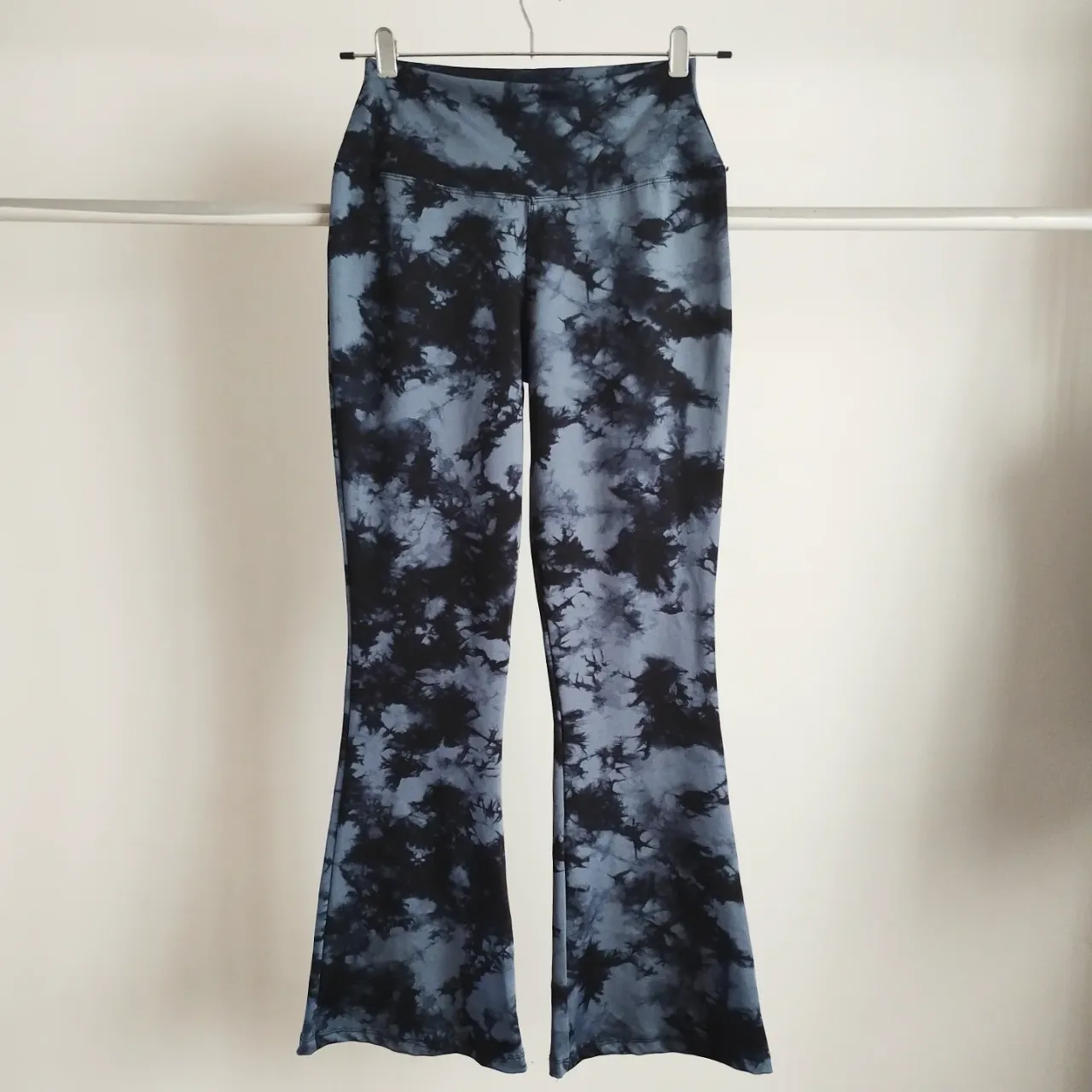 calza de mujer estilo campana con estampado tie dye en tonos azul y negro. Talle 4 de la marca Mati. Ideal para un look casual y moderno. talle L. cómo nueva. 