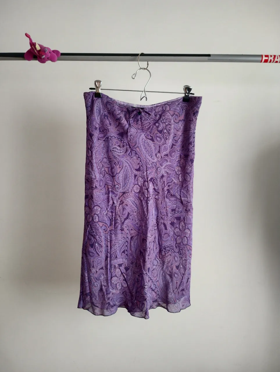 Pollera midi estampada con motivos paisley en tonos violetas y lilas. Posee un forro interno y un corte recto que la hace súper versátil. Ideal para un look canchero y femenino. por abajo de las rodillas
 cordón para ajustar. va para talle S y M 