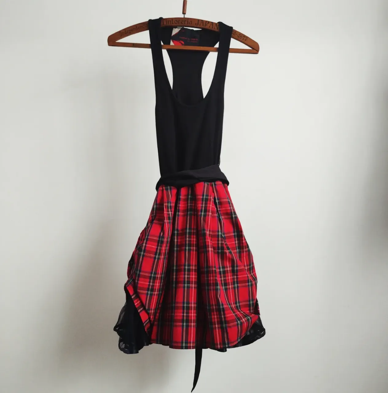 Vestido mini de mujer, con top negro y falda escocesa roja y negra. Ideal para un look moderno y audaz. arriba es de Morley. 37 cm de cintura.como nuevo 