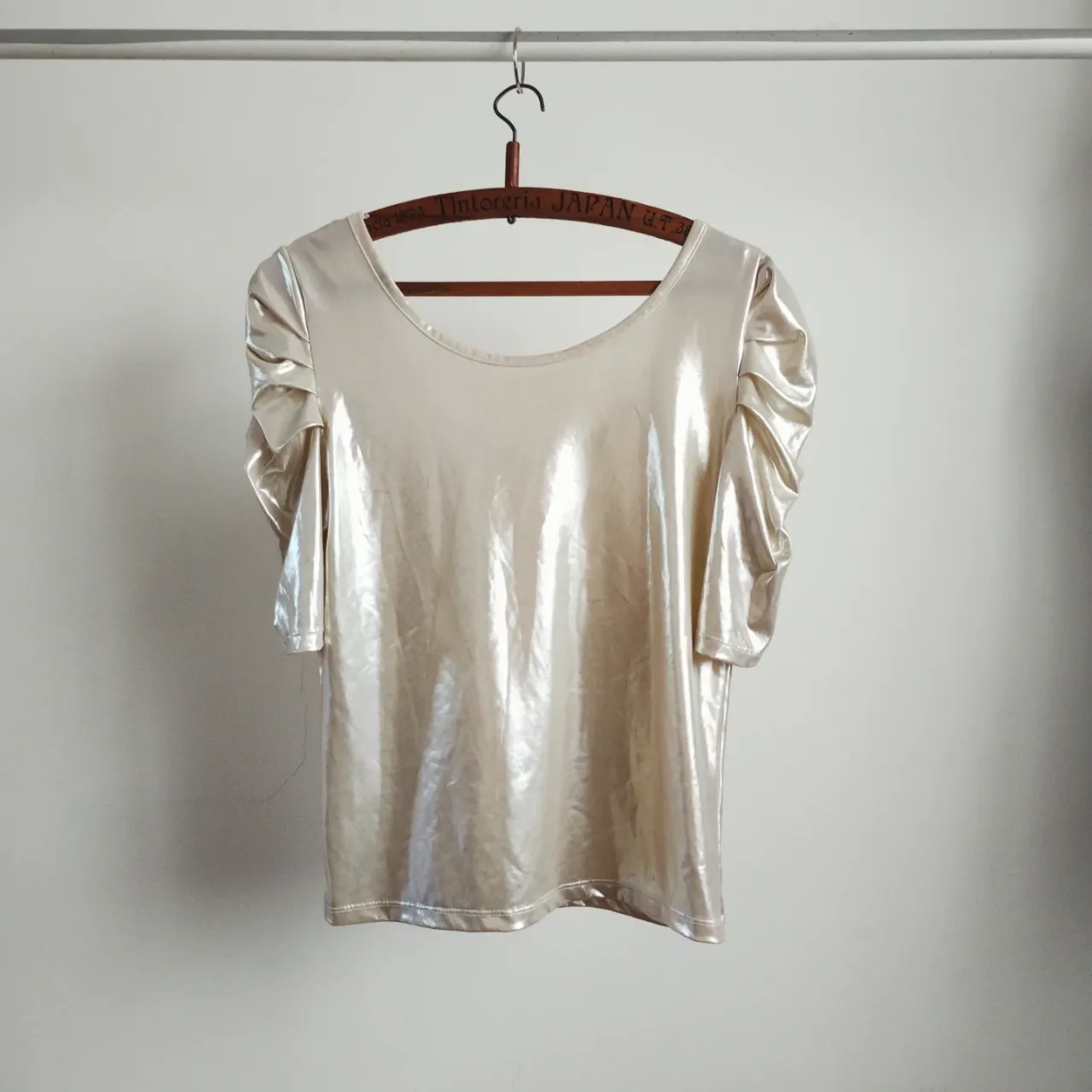 Blusa metalizada con mangas abullonadas, ideal para un look de fiesta o salida. Diseño elegante y moderno. elastizado. 