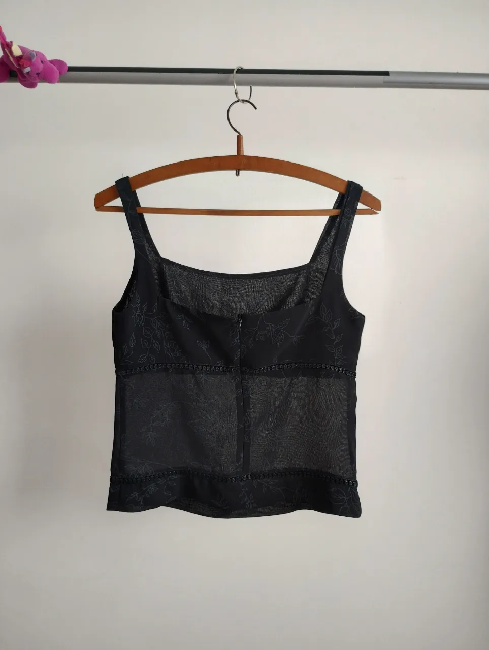 Top negro con delicado estampado floral. Posee breteles anchos y escote cuadrado. ideal para un look canchero y femenino. cierre en espalda. va para S y xs. igual a nuevo