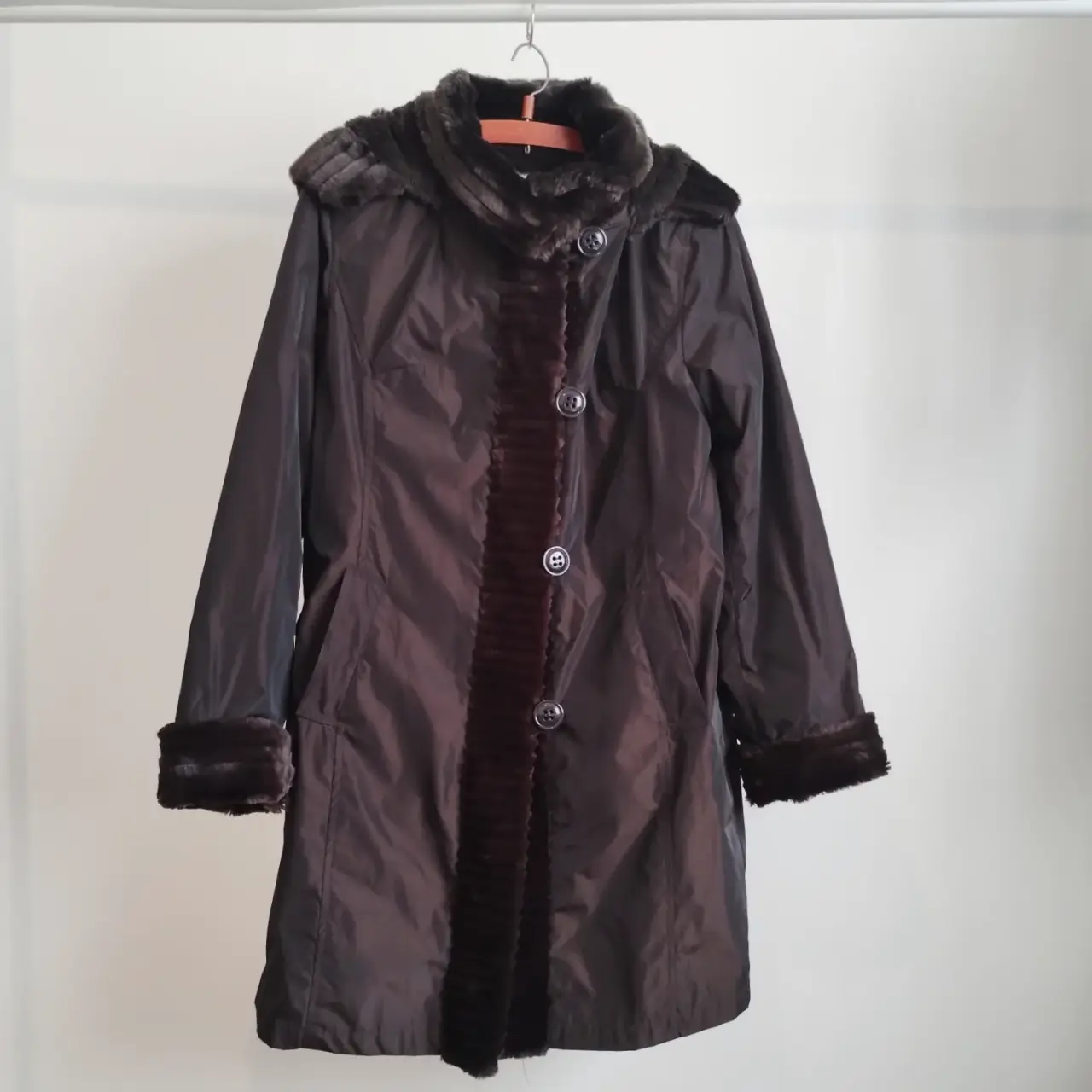 campera/tapado largo de mujer color marrón oscuro con detalles de piel sintética en cuello, puños y centro. Posee capucha y cierre con botones. Ideal para el invierno. súper abrigado como nuevo. tornasolado. capucha desmontable 