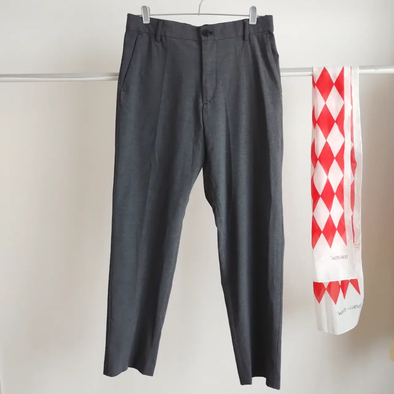 Pantalón sastrero gris de hombre, corte regular fit, de H&M. Ideal para un look formal o de trabajo. Cómo nuevo. 41 cm de cintura. tiro 29 cm