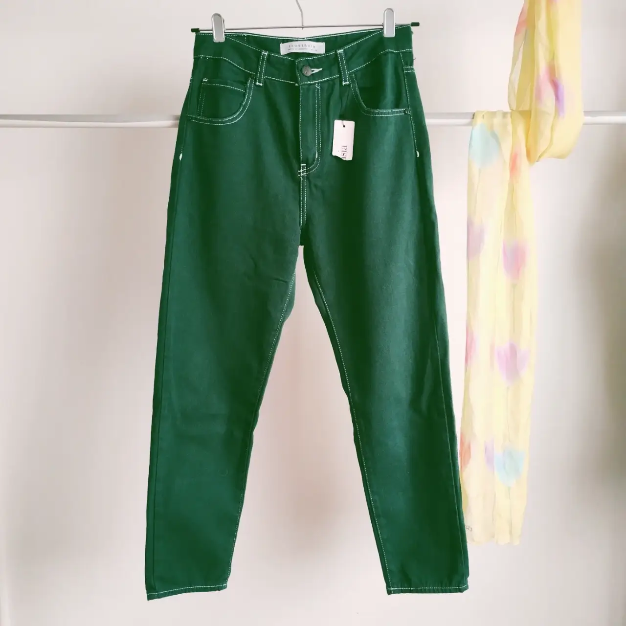 Jeans rectos, mom, de color verde con costuras blancas. Talle 38. Marca Isostasia. cintura 38 cm