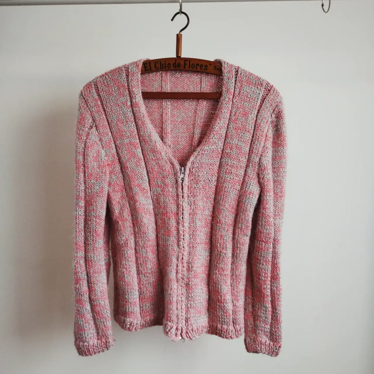 Cardigan tejido de lana, con cierre frontal y diseño jaspeado en tonos rosa y gris. Ideal para un look casual y abrigado. tejido a mano. hermosa textura, no pica 