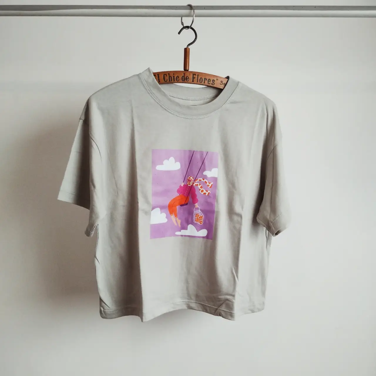 Remera gris con estampado de diseño artístico. Ideal para un look casual y cómodo.
