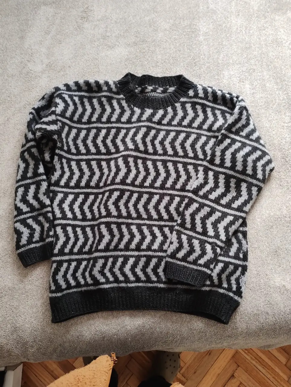 Sweater de hombre con diseño geométrico en blanco y negro. Ideal para un look casual y abrigado.