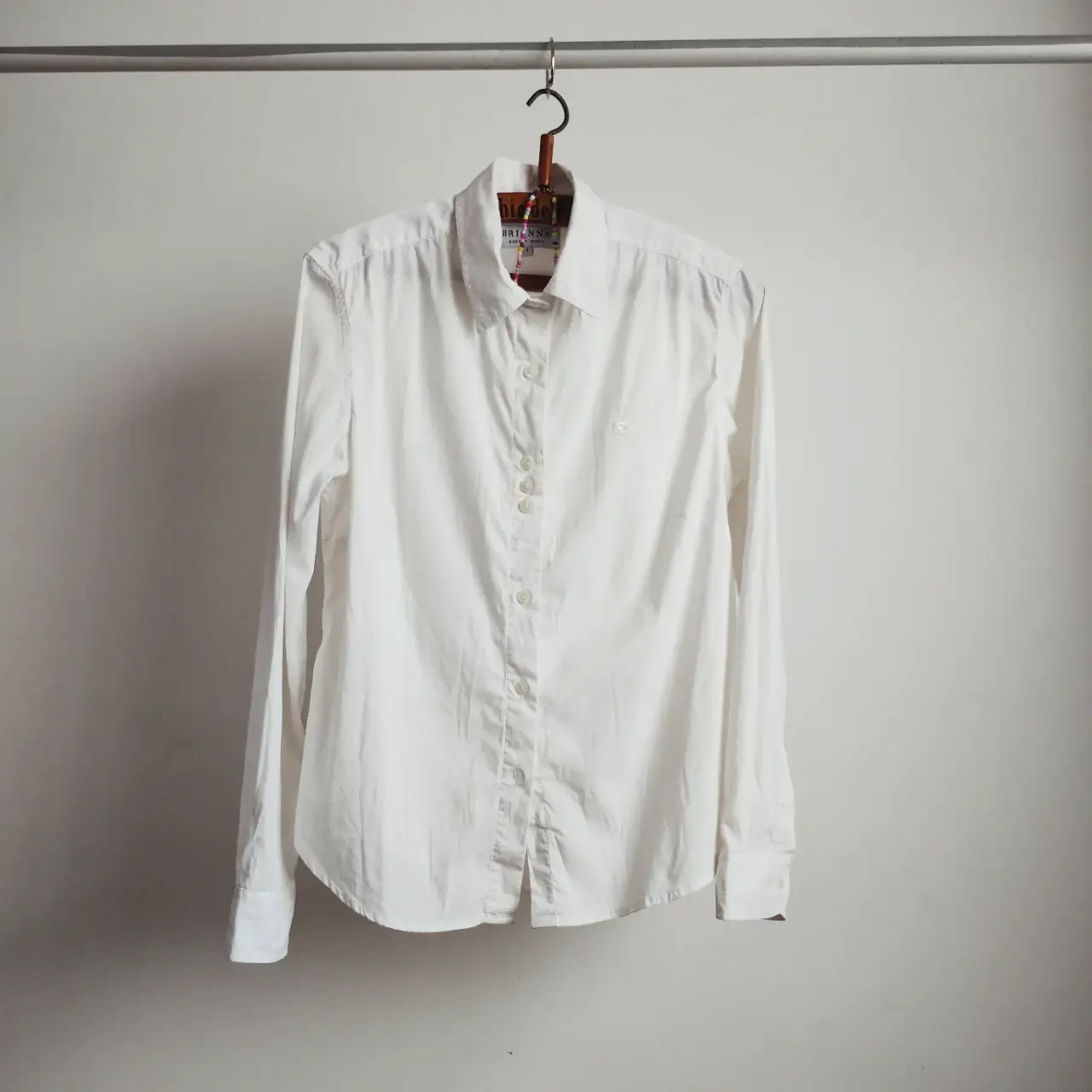 Camisa blanca de manga larga para mujer, de la marca Brionna Buenos Aires. Talle 4. Ideal para un look casual o formal. Elastizada.