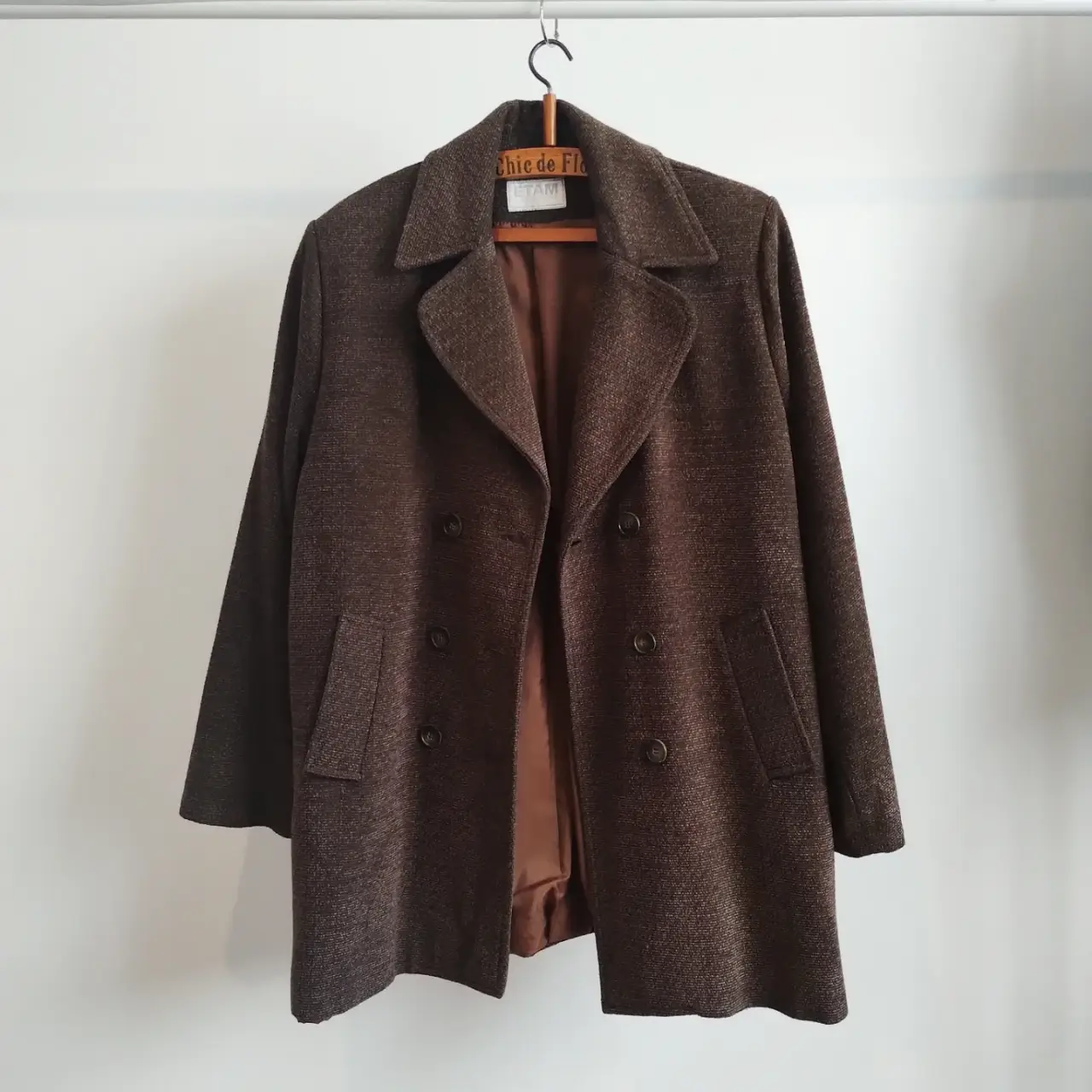Tapado de paño marrón (parece un chenille) con doble botonadura, estilo vintage de la marca Etam Argentina. Ideal para el invierno y media estación. con un diseño clásico y elegante. perfecto estado. 