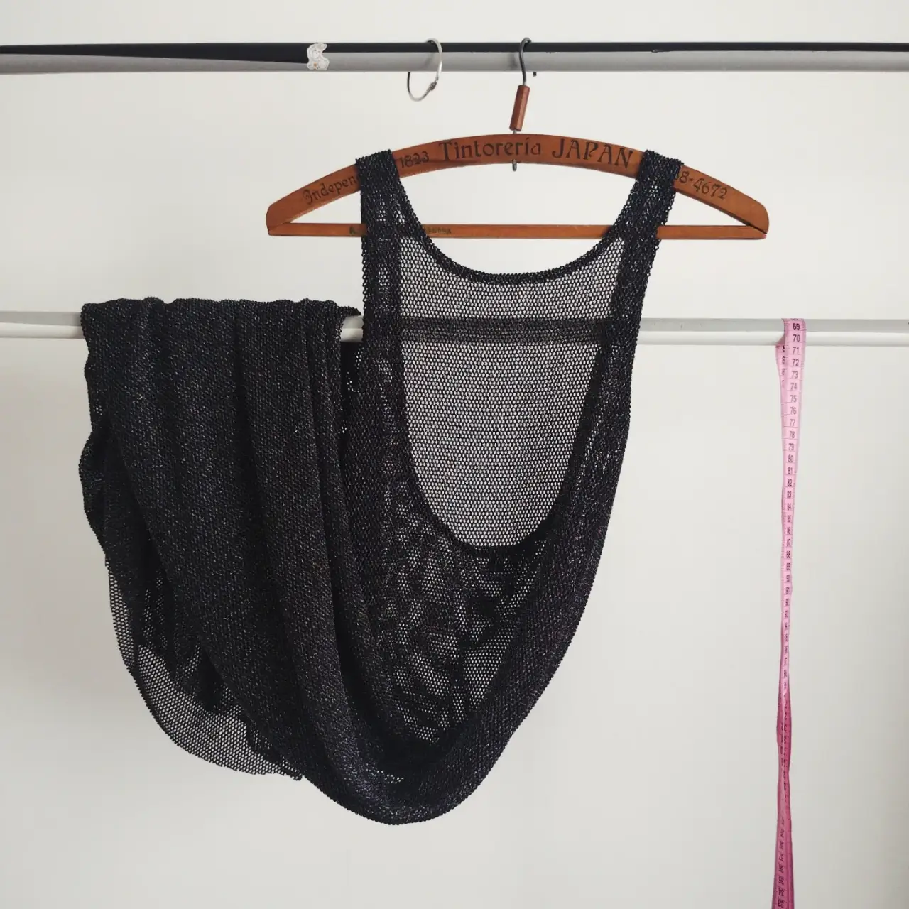 vestido de red negro, ideal para usar sobre otra prenda. Diseño con escote redondo y espalda descubierta. Perfecto para un look moderno y audaz. elastizado y tiene brillitos. largo hasta los pies, se puede cortar con tijera porq no tiene ruedo y queda bien.