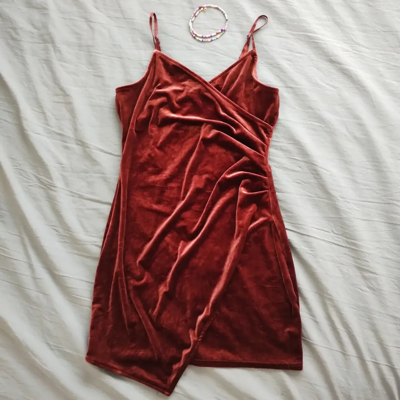 Vestido mini de terciopelo color marrón, con tirantes finos y diseño cruzado en el frente. Ideal para una fiesta o salida. elastizado.